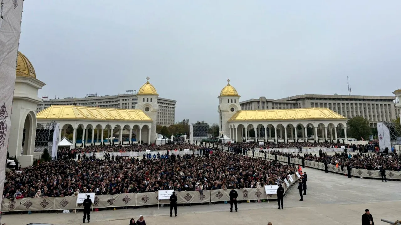 Cât este timpul de așteptare sâmbătă seară pentru accesul în Catedrala Mântuirii Neamului. Aproape 200.000 de pelerini au trecut prin Sfântul Altar