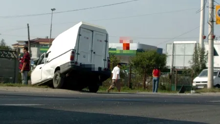 O Dacie papuc cu 10 persoane la bord s-a răsturnat în jud. Brăila
