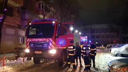 Explozie urmată de incendiu într-un bloc din Zalău. A fost activat Planul Roșu. Zece persoane au fost evacuate, una este intubată