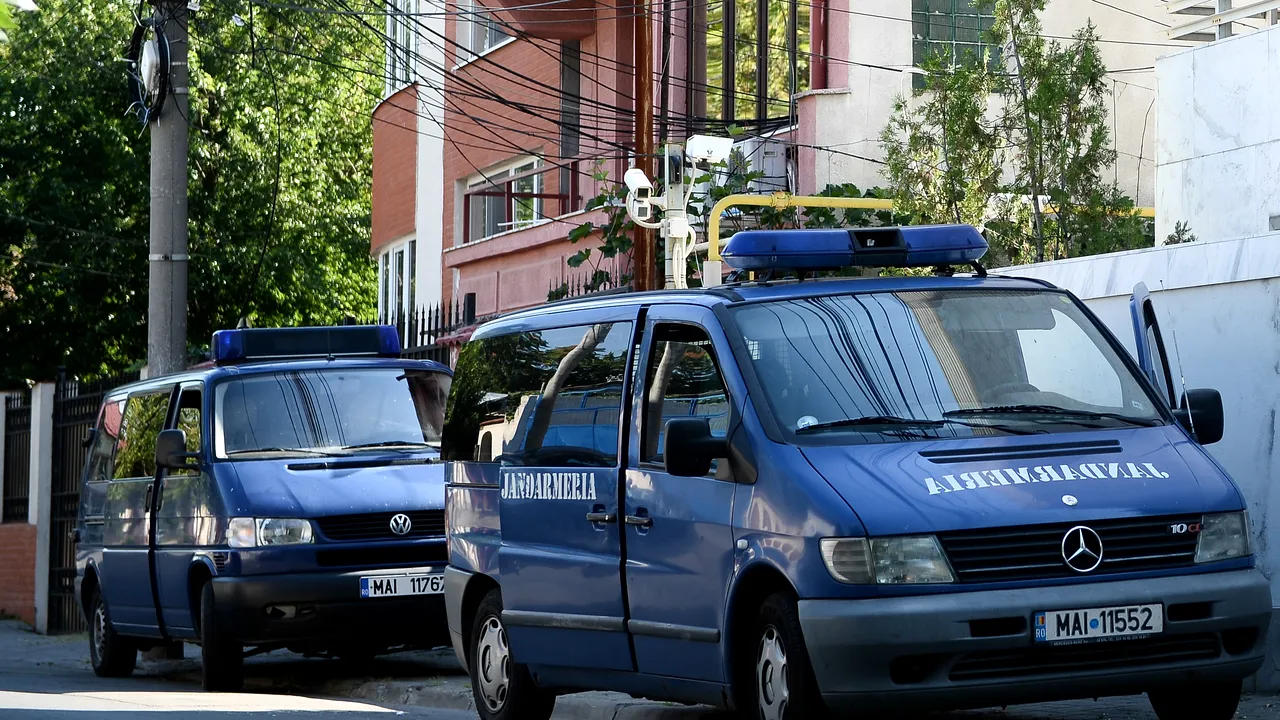 Un jandarm a ajuns LA SPITAL după ce a intrat în contact cu SÂNGELE unui om al străzii, care se BĂTEA cu doi controlori RATB