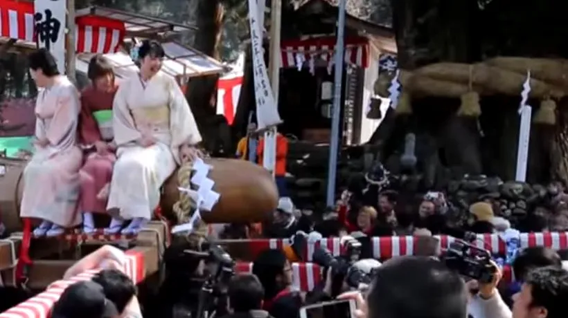 Festival bizar în Japonia. De ce străbat femeile orașul Nagaoka urcate pe un penis din lemn 