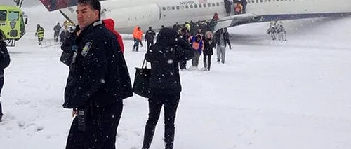 Panică pe aeroportul new-yorkez LaGuardia: un avion de pasageri a derapat și a ieșit de pe pistă