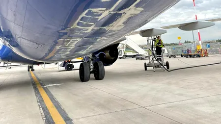 Un avion Blue Air a rămas la sol timp de nouă zile, pe aeroportul din Napoli, după o aterizare de urgență