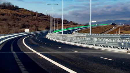 Cum circuli prin tunelul pe autostrada Sibiu-Pitești. Instructor auto: „Nu staționăm, exclus să ne apucăm să facem selfie-uri”