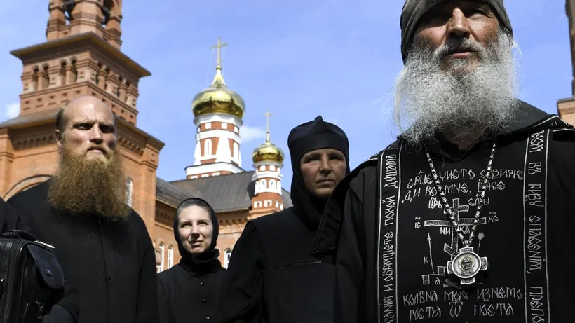 Un preot excomunicat încuraja minorii să se sinucidă pentru binele Rusiei. Părintele a fost asaltat de ofițerii de securitate cu scandal. Măicuțele au opus rezistență - VIDEO