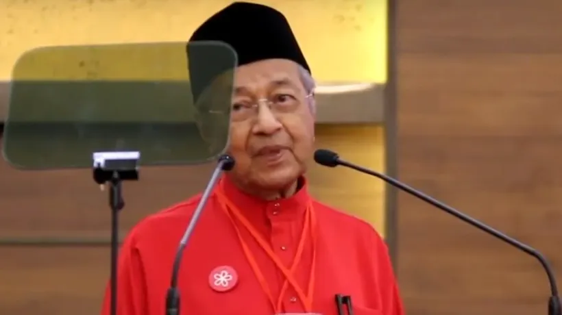 La 92 de ani, fostul premier malaezian Mahathir Mohamad reintră în politică