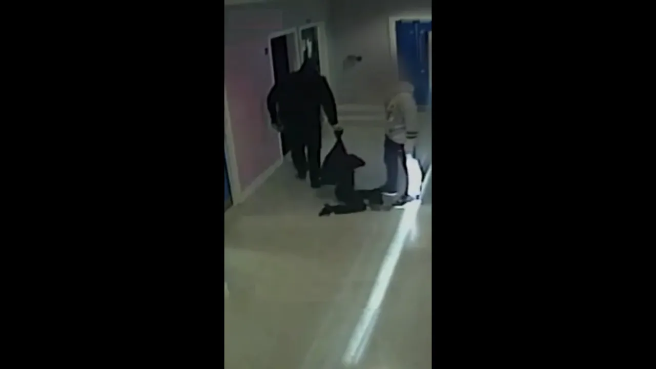 Caz șocant. Un copil care suferă de autism, bătut de un ofițer de poliție (VIDEO)