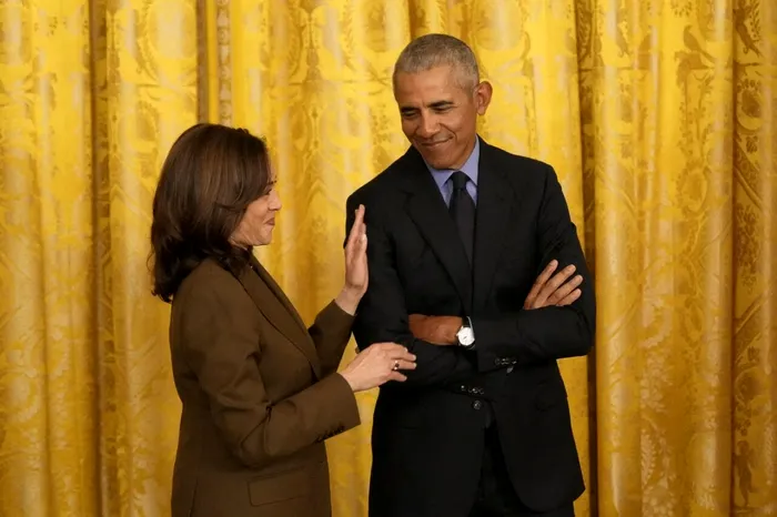 Kamala Harris, vicepreședintele SUA și candidatul democrat la președinție, și Barack Obama, fostul președinte al SUA. Sursa Foto: Profimedia 