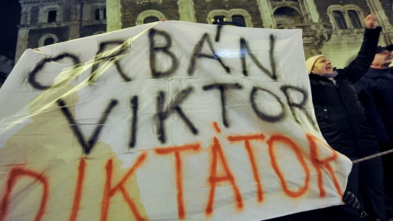 S&P a retrogradat perspectiva de credit a Ungariei