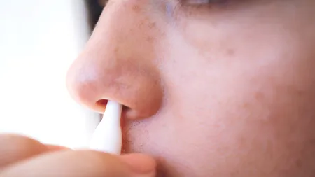 Vaccin sub formă de spray nazal, analizat de cercetători. Va fi testat pe aproximativ 50 de britanici la începutul lunii ianuarie