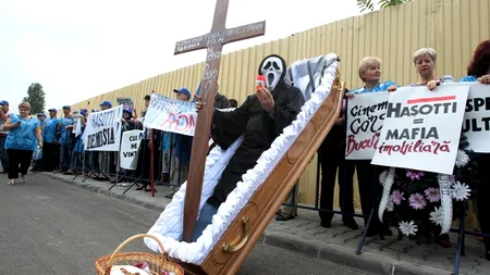 Protest cu sicriu, colivă și lumânări, în fața Ministerului Culturii