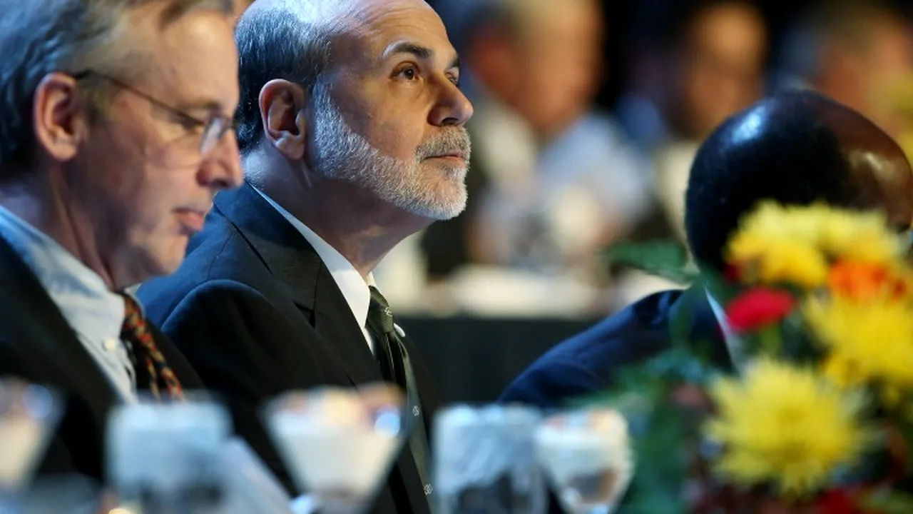 Șeful Fed se arată nemulțumit de creșterea economică slabă. Tipărirea de bani va continua