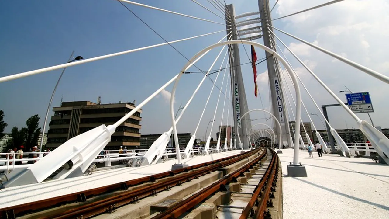 Un bărbat a căzut de pe Podul Basarab din Capitală pe liniile de cale ferată 