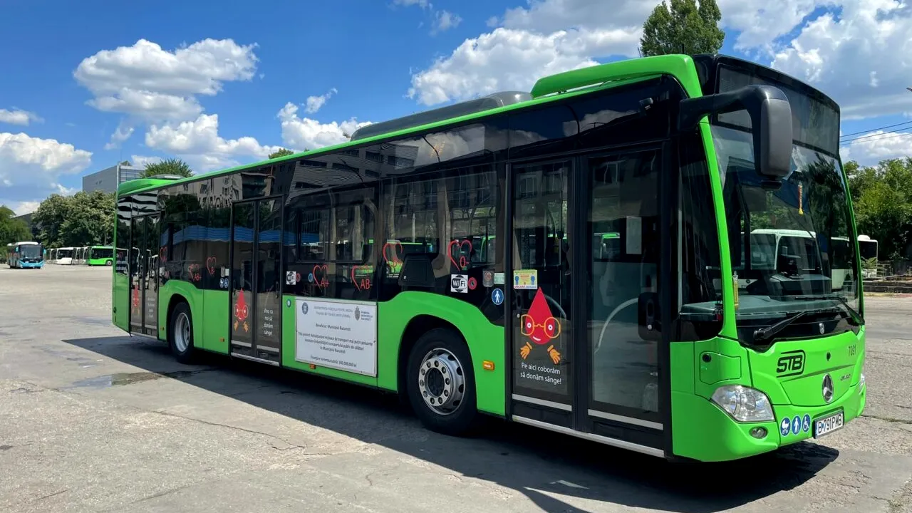 FOTO | Zeci de autobuze din București vor circula cu mesaje despre importanța donării de sânge
