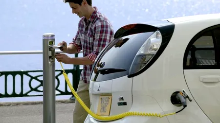 Românii caută soluții să încarce mașina electrică la bloc: “Iei un prelungitor mai lung, îi faci o buclă pe care o legi de degetul mare de la picior”