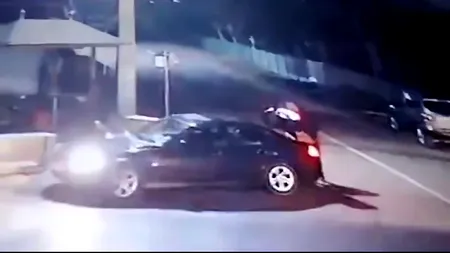 VIDEO | Șoferul unui BMW, filmat în timp ce fură cartofi din fața unui magazin sătesc din județul Buzău