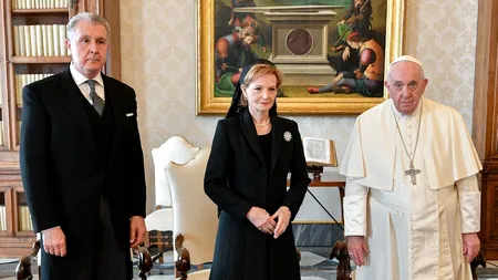 Familia Regală a României, întâlnire cu Papa Francisc, la Vatican. Cadou simbolic oferit de Majestatea Sa Margareta, Custodele Coroanei | Galerie FOTO&VIDEO