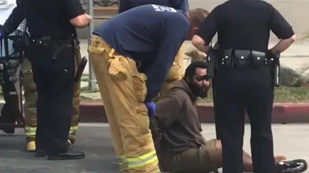 Fiul unui artist celebru, atacat brutal de un om al străzii înarmat cu o șurubelniță