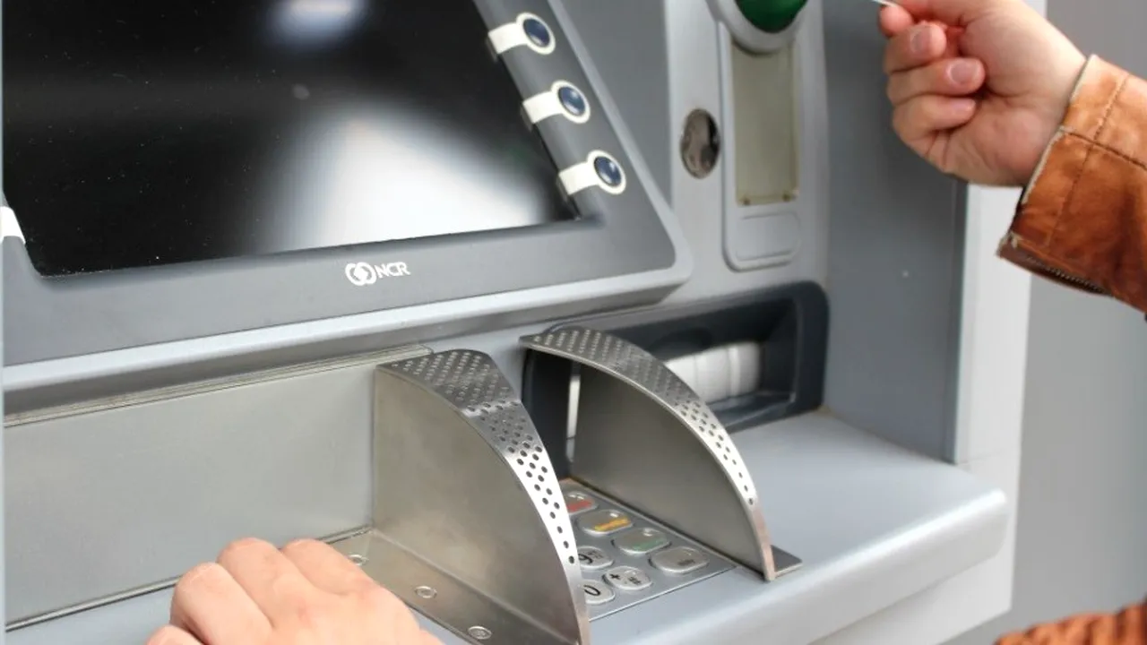 Peste 40 de milioane de dolari, PAGUBA unei bănci după o eroare în sistem. Oamenii au retras bani fără să îi aibă în conturi