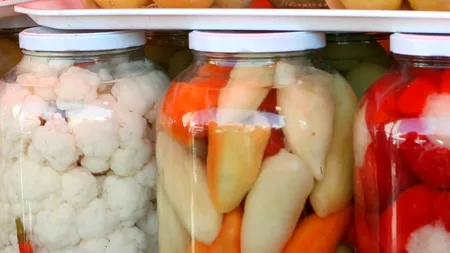 Și-au construit un beci pentru murături chiar în fața blocului. 