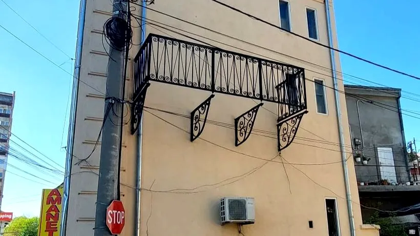 FOTO. „Caricatură arhitecturală”: O clădire din Brăila are un balcon care nu are legătură cu interiorul și nici podea