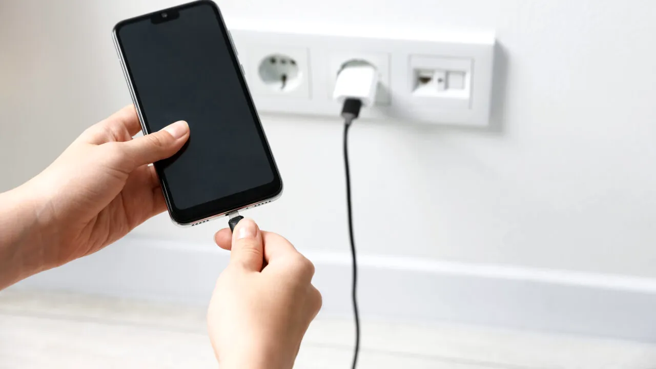 De ce nu este bine să lași încărcătorul în priză peste noapte. Cât curent electric consumă, de fapt