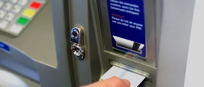 Bank of Ireland le-a permis clienților să retragă mai mulți bani decât aveau în cont