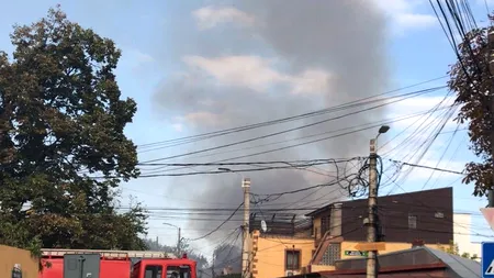 Incendiu puternic în Capitală. Două case au fost cuprinse de flăcări. FOTO