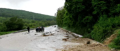Anunț pentru șoferi! Circulația este îngreunată pe A1 și DN1 în județul Sibiu, din cauza apei acumulate pe carosabil