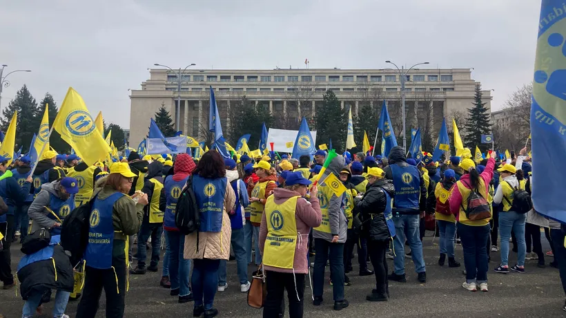 Centrul Capitalei BLOCAT / 5000 de membri ai Federației „Solidaritatea Sanitară” protestează la Guvern și la Parlament