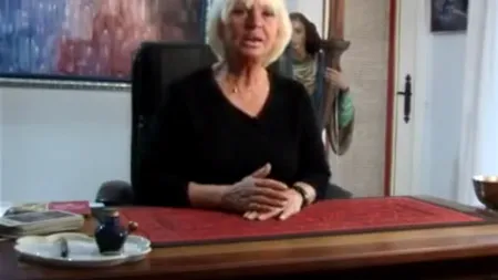 Aceasta este cea mai mare escrocherie din istorie. Toată lumea o caută pe falsa prezicătoare 