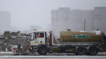 Primăria București a scos pe străzi 60 de utilaje care împrăștie material antiderapant