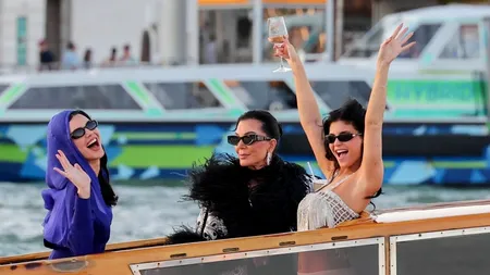 Nunta lui Jeff Bezos s-a încheiat cu o „petrecere în PIJAMALE”. Ce ținute au purtat Kim Kardashian, Oprah și Bill Gates