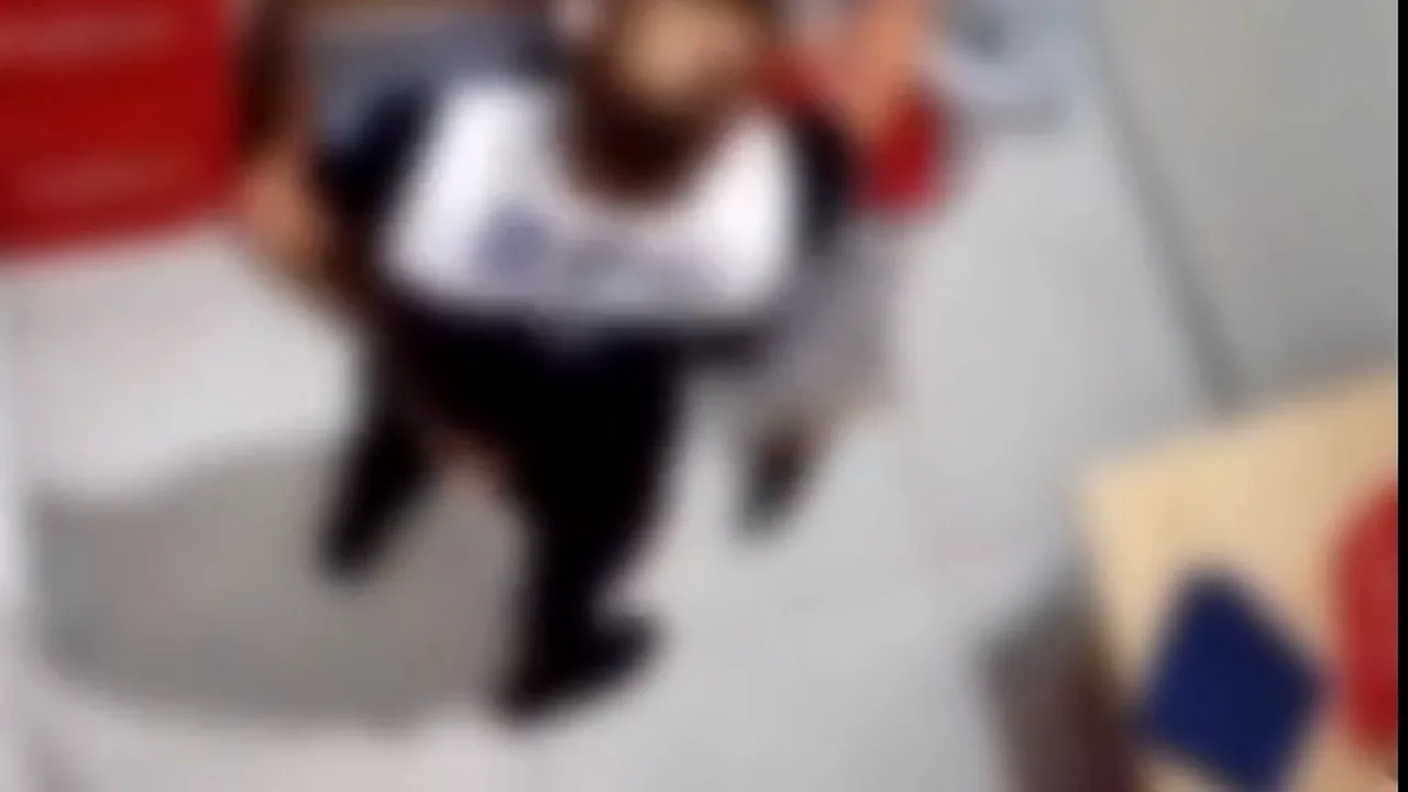 Imagini incredibile. Un agent de pază lovește un barbat care ar fi furat dintr-un magazin din București