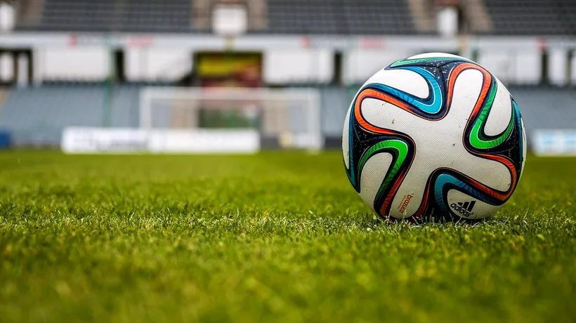 Un jucător de fotbal a murit după ce s-a prăbuşit pe teren înainte de startul meciului