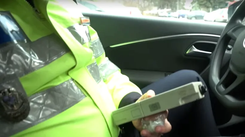Un ieșean a încercat să-i mituiască pe polițiștii care l-au prins cu o alcoolemie mare la volan: „Am băut două pahare de bere, ca să-mi revin” (VIDEO)
