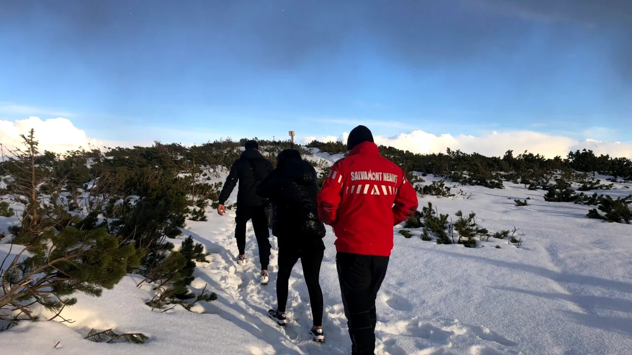 Doi turiști au pornit pe munte, la altitudine de 2.000 de metri „în colanți și cu glezna goală”. Șeful Salvamont Neamț: „Asta într-adevăr ne-a șocat”