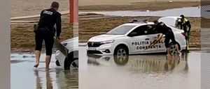 Filmare virală cu polițiștii din Constanța care au rămas împotmoliți cu mașina pe plajă