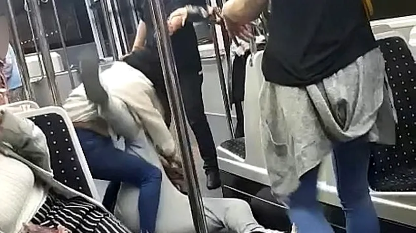 Bătaie de MMA chiar în autobuz: Un cuplu i-a lăsat șocați pe pasageri după ce au început să se ia la bătaie ca în cușcă - VIDEO 