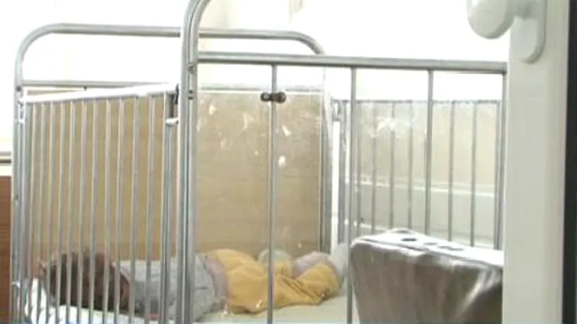 Conducerea Spitalului Județean Bacău, despre copilul legat de pat: Mama copilului ne-a rugat să îl securizăm