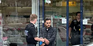 <span style='background-color: #dd9933; color: #fff; ' class='highlight text-uppercase'>ACTUALITATE</span> Român scos încătușat dintr-un magazin din Anglia, după ce a vrut să fure produse de makeup scumpe