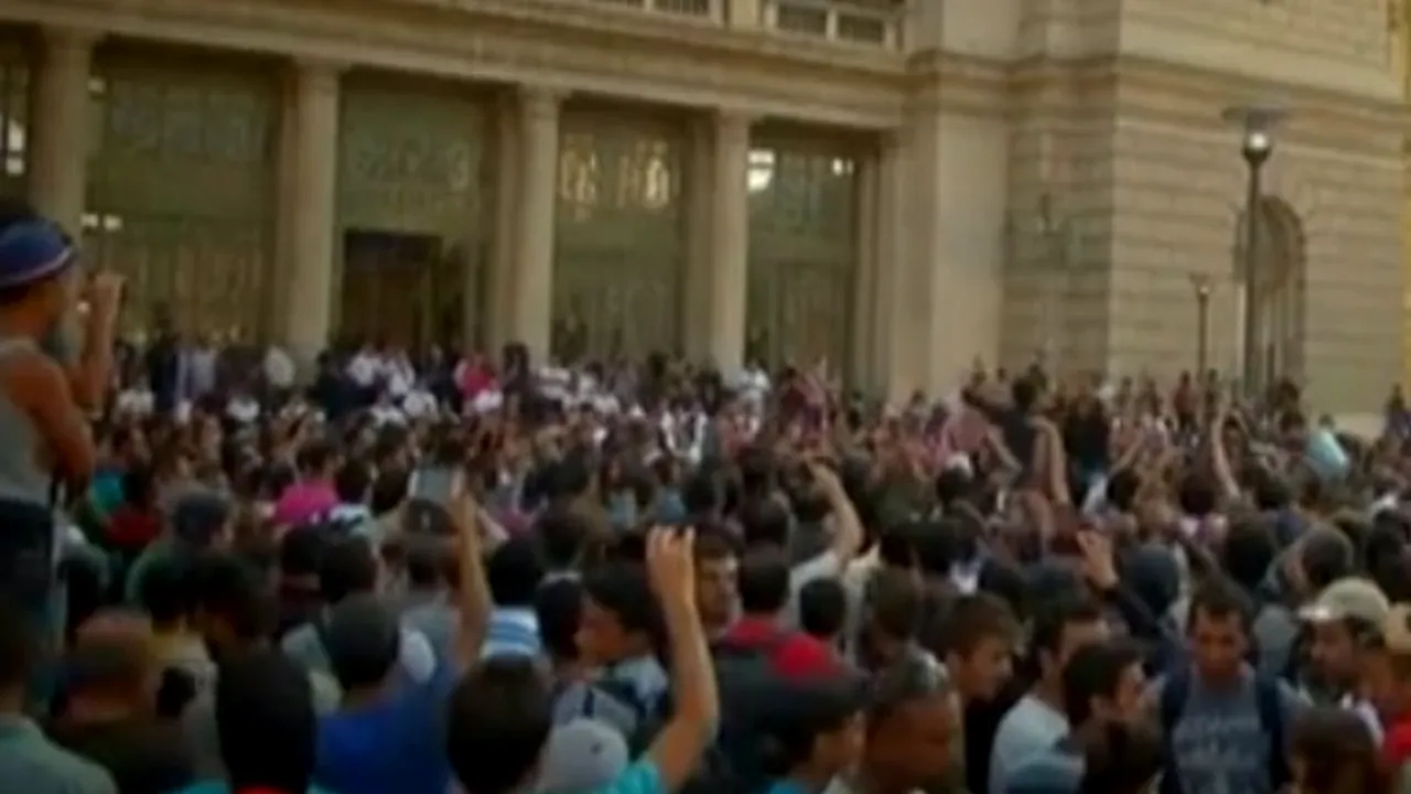 Imigranții au protestat în fața gării Keleti din Budapesta, după ce le-a fost refuzat accesul în trenurile internaționale