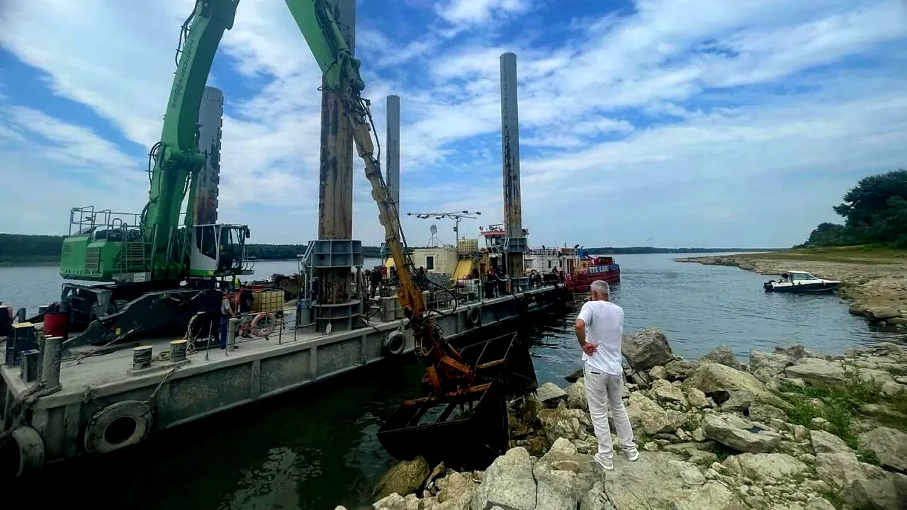 Operaţiunea de scufundare a barjelor în Dunăre va fi reluată astăzi, după două amânări