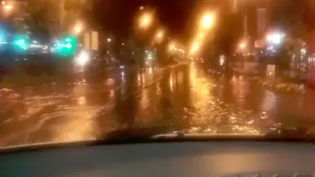 Doi oameni, blocați în mașină din cauza inundațiilor din Sinaia. Pe Valea Prahovei au căzut copaci. VIDEO