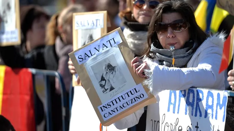 Peste 350 de angajați ai Institutului Cantacuzino, protest în fața Guvernului