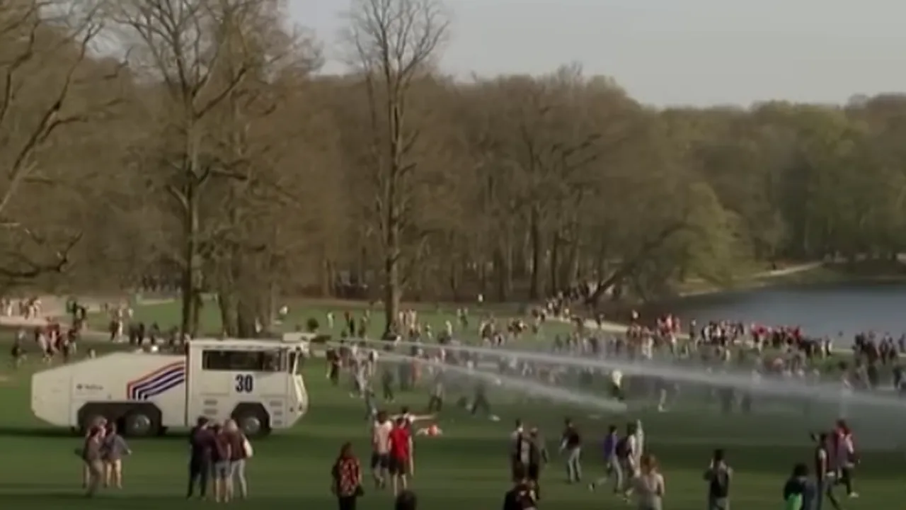 Protestatarii anti-restricții, prezenți la concertul „fals” de la Bruxelles, au fost răniţi în timpul unei operaţiuni de dispersare a mulţimii - VIDEO -