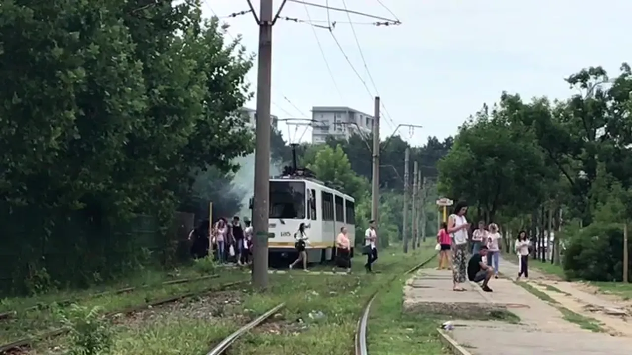 Un tânăr a murit după ce a fost lovit de tramvaiul 11 în Capitală