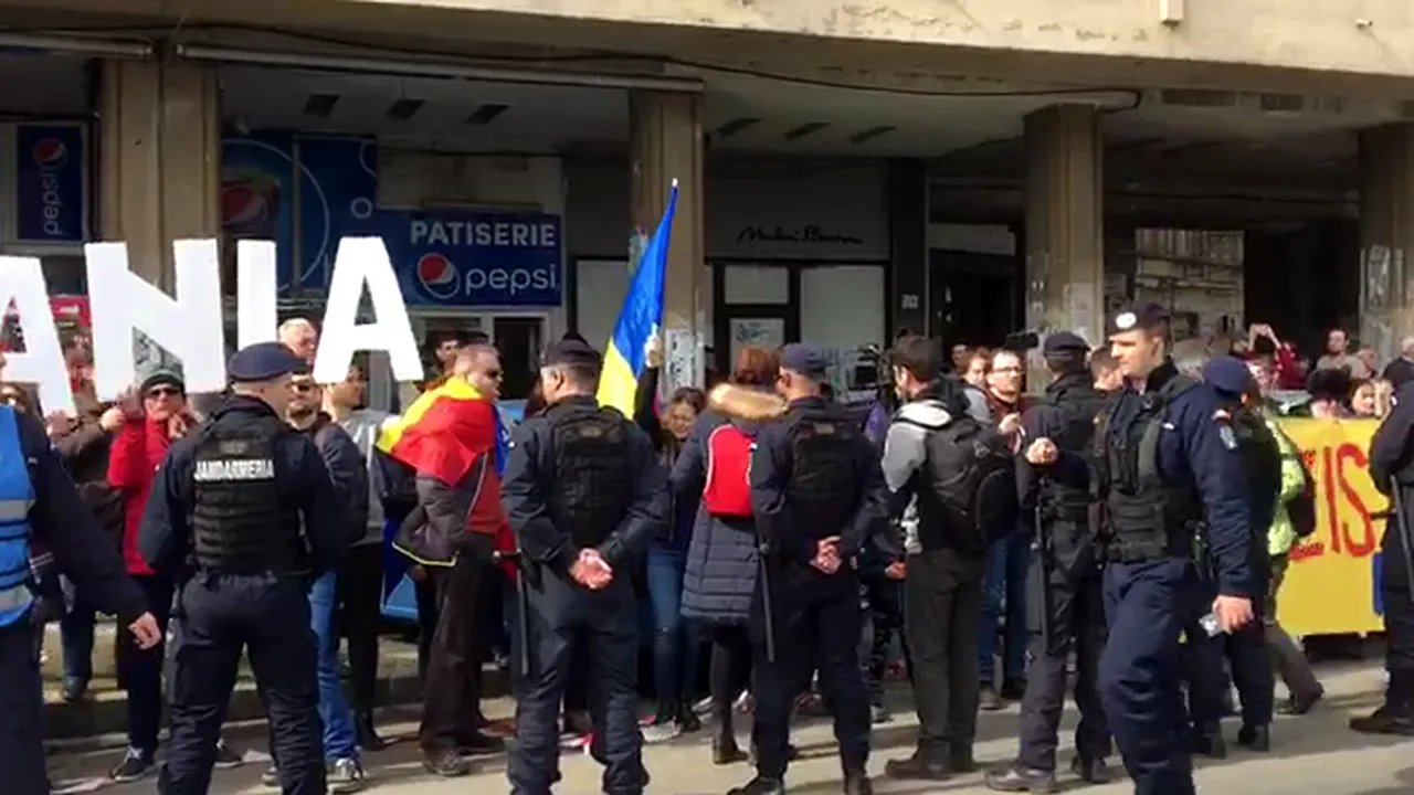 Manda, despre protestatarii din fața Sălii Palatului: În Germania, cei care au huiduit au fost luați cu jeturi de apă. Nu e o sugestie. Zic și eu cum e la alții 