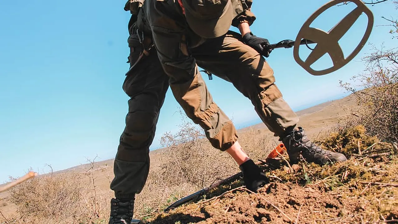 A găsit o PEPITĂ de aur de 2,6 kg cu un simplu detector de metale. Cât valorează