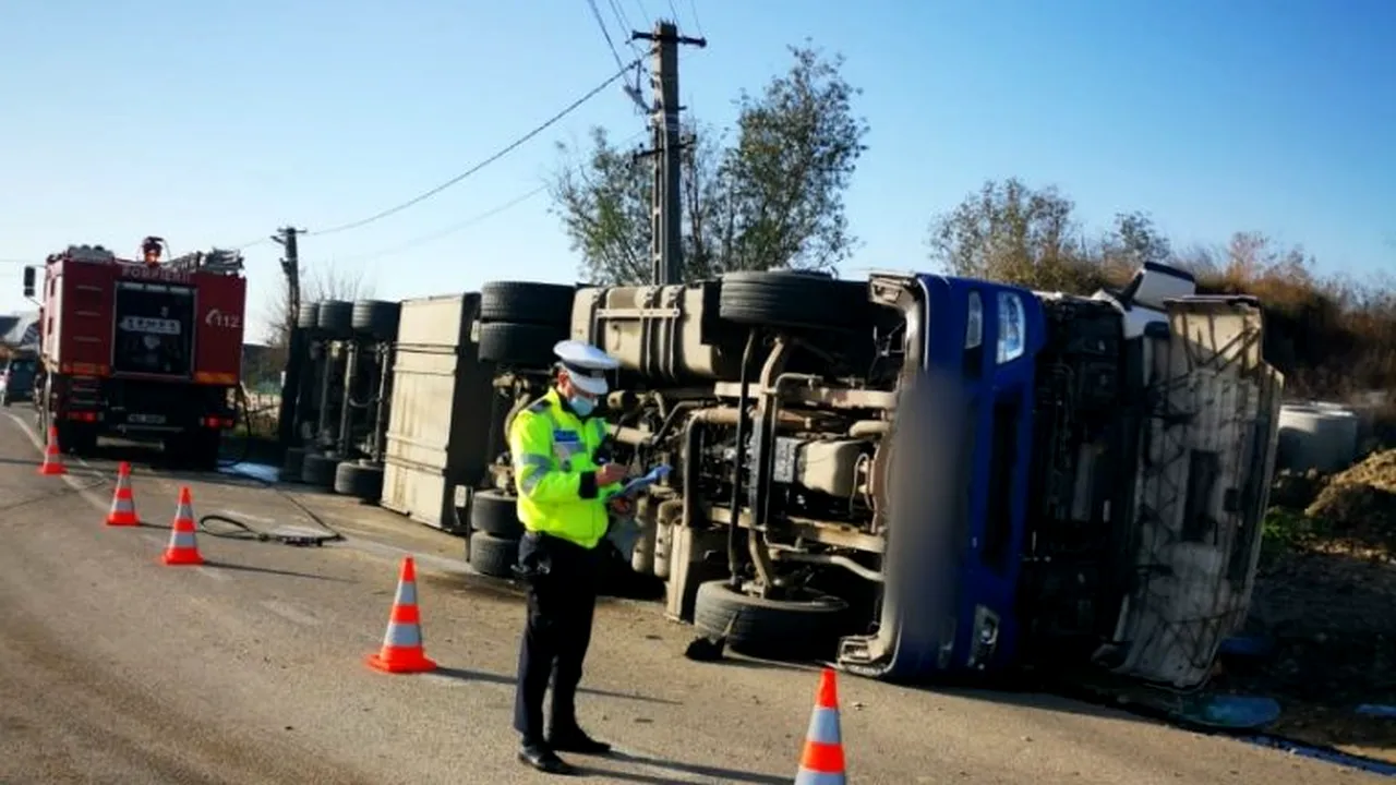 Un TIR care trasporta porci s-a răsturnat pe o șosea din Vrancea (FOTO)